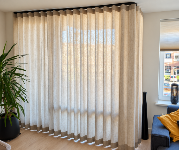 Raamdecoratie op maat in een woonkamer