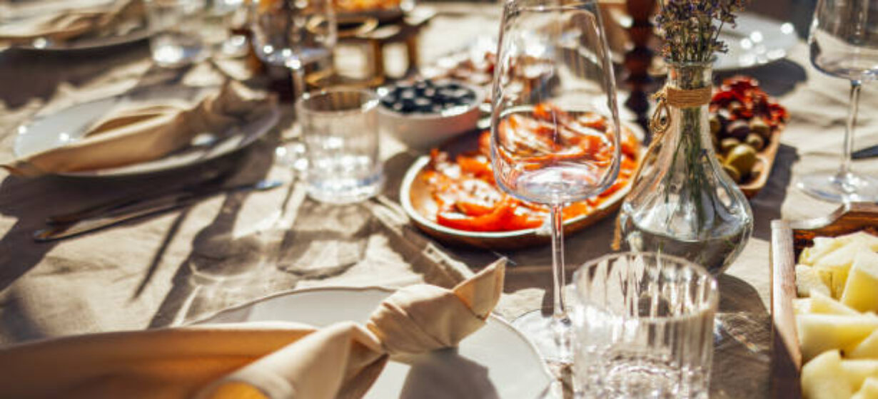 Ontdek hoe je je eettafel kunt transformeren met op maat gemaakte tafelkleden en lopers in diverse stoffen, vormen en maten. Laat je inspireren.