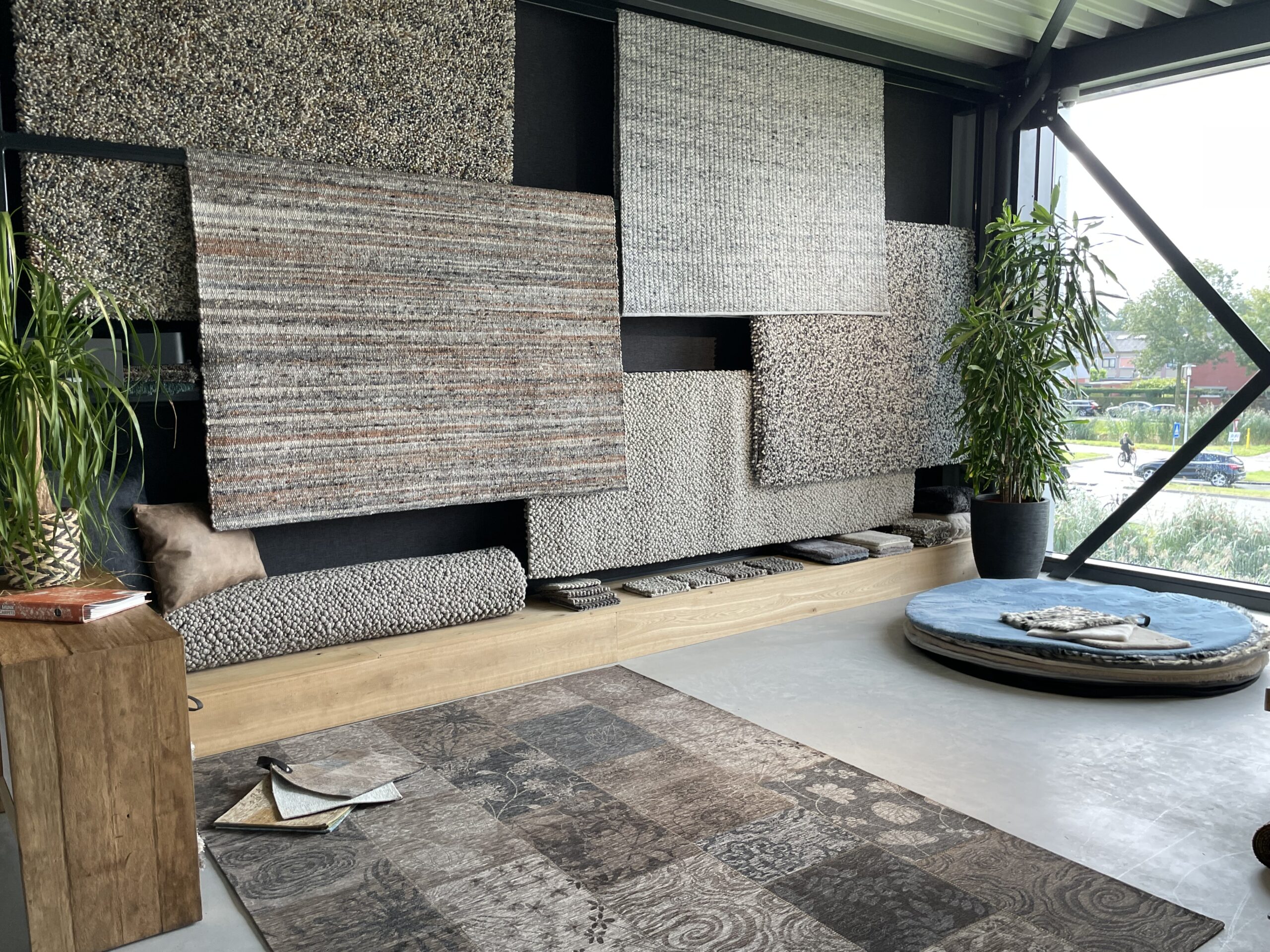Vloerkleden in de showroom van HW Huis & Wonen in Gorinchem