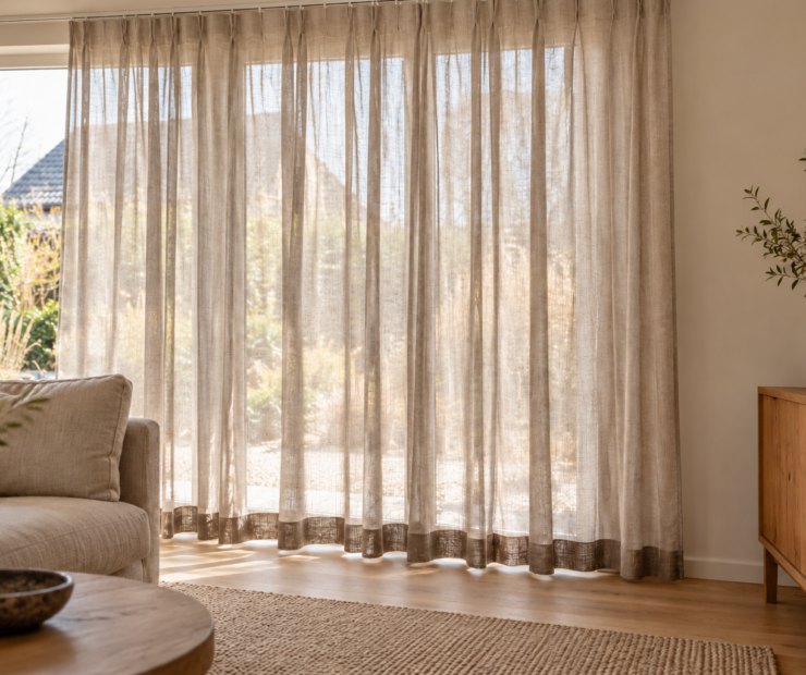 Vitrage op maat in een lichte woonkamer