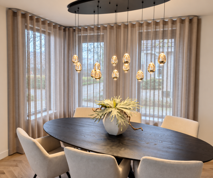 Wavegordijnen met gelijkmatige golven in een eetkamer