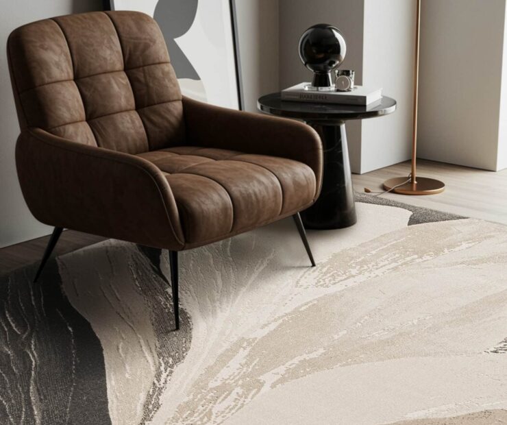 Fauteuil op een taupe vloerkleed met abstract dessin